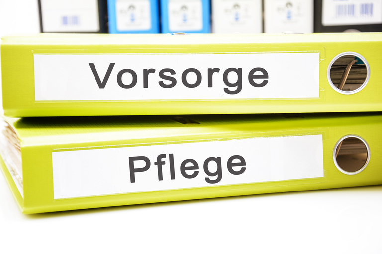 Ordner mit Aufschrift Vorsorge & Pflege Zwei Ordner, einer mit Aufschrift Vorsorge. der andere mit Pflege