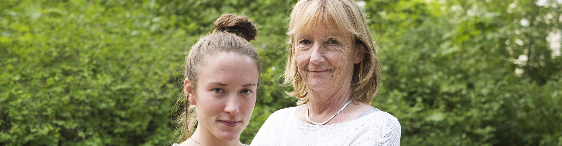 Junge Frau wird von anderen Frau gehalten Junge Frau wird von anderen Frau im Arm gehalten